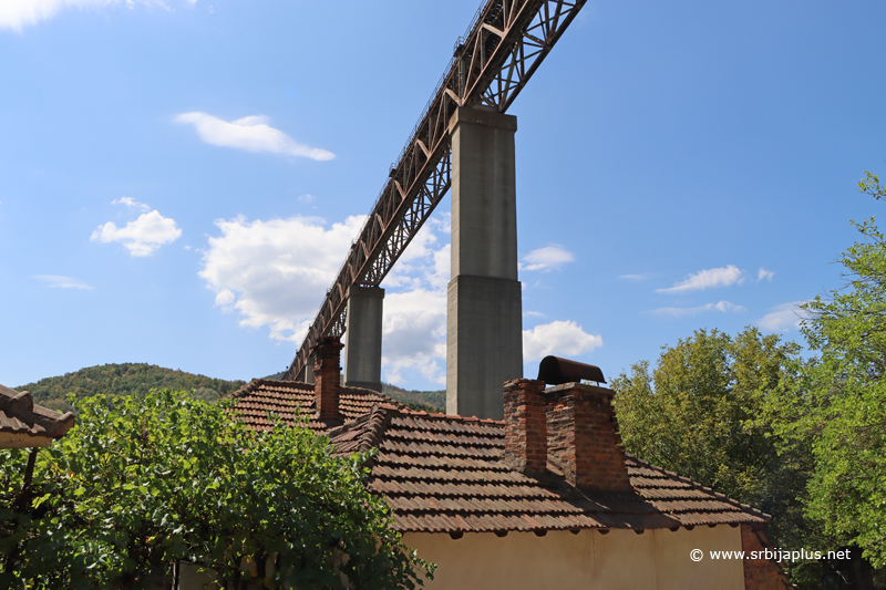 Vijadukt Kriveljski most prolazi iznad krovova seoskih kuća Vijadukt Kriveljski most prolazi iznad krovova seoskih kuća
